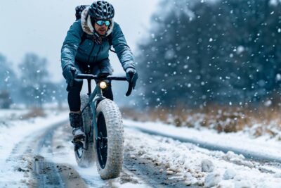 Le vélo en hiver : 5 astuces essentielles pour braver la neige et le verglas sans risque