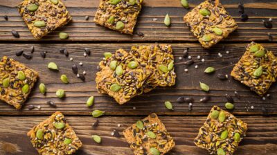 Craquants et gourmands : crackers végétaliens aux graines, le snack parfait