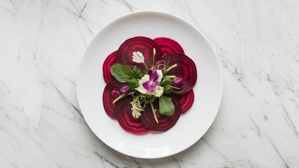 Simplicité raffinée : carpaccio de betteraves végétalien, un ballet de saveurs