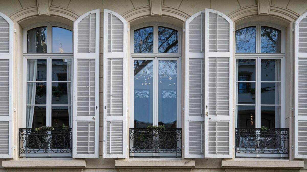 Découvrez comment rendre vos vitres impeccables sans traces avec ces méthodes simples