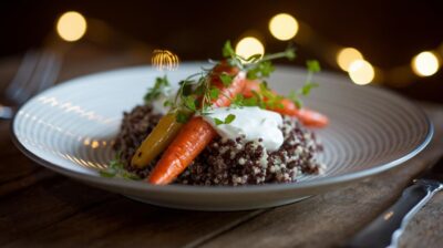 Découvrez comment transformer un dîner ordinaire en festin avec cette recette de carottes rôties, quinoa et sauce au yaourt