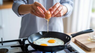 Découvrez le secret infaillible pour des œufs au plat parfaits à chaque fois - Un ingrédient magique à ne pas manquer !