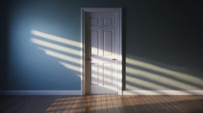 pourquoi est-il crucial de garder la porte de votre chambre fermée pendant la nuit ? Découvrez les raisons sécuritaires qui sauvent des vies