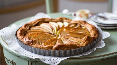 Redécouvrez le charme rustique de la tarte aux pommes, parfaitement croustillante grâce à votre airfryer