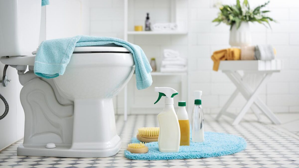 révélez la splendeur de vos toilettes avec ces 6 astuces de nettoyage efficaces et écologiques